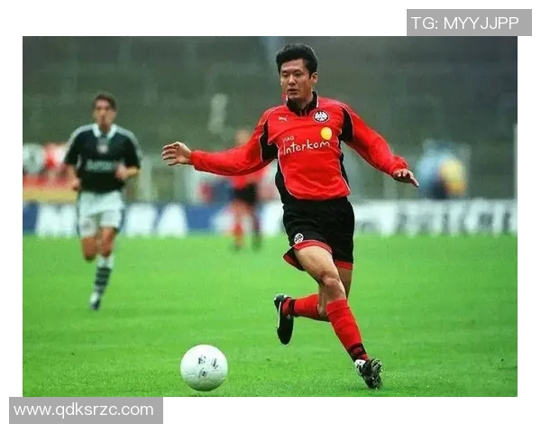 年轻球员留洋遭遇挑战坚持不懈展现拼搏精神成功逆袭