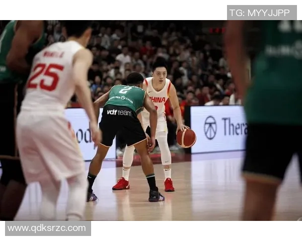 篮球赛绝平三分压哨投中全场沸腾瞬间观众齐声欢呼裁判瞩目 篮球赛绝平三分压哨投中全场沸腾瞬间观众齐声欢呼裁判瞩目