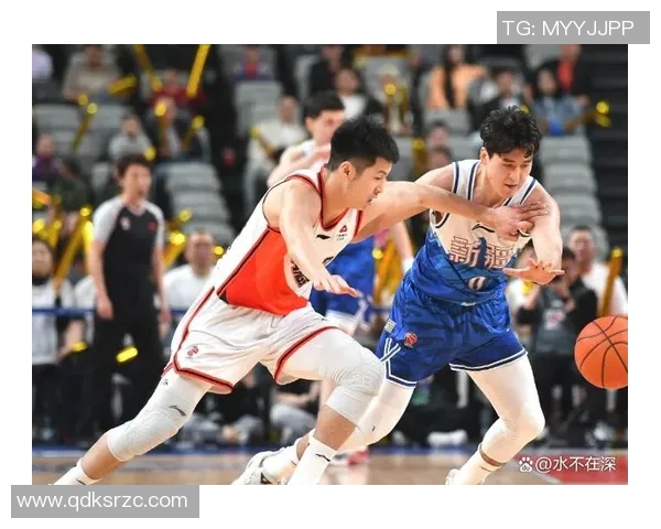 镜头捕捉:篮球八卦赛场小动作引发热议 镜头捕捉:篮球八卦赛场小动作引发热议